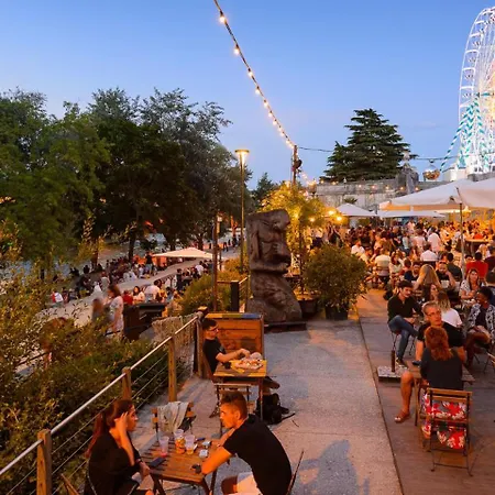 Le Grain De Folie / Place Des Halles Apartment
