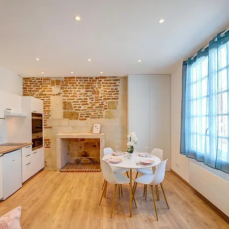 Le Grain De Folie / Place Des Halles Apartment *