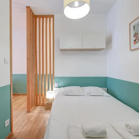 Le Grain De Folie / Place Des Halles *